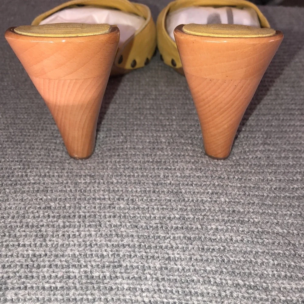 !SOLD! CHANEL Vintage Mules Yellow Suede - Picture 6 of 8